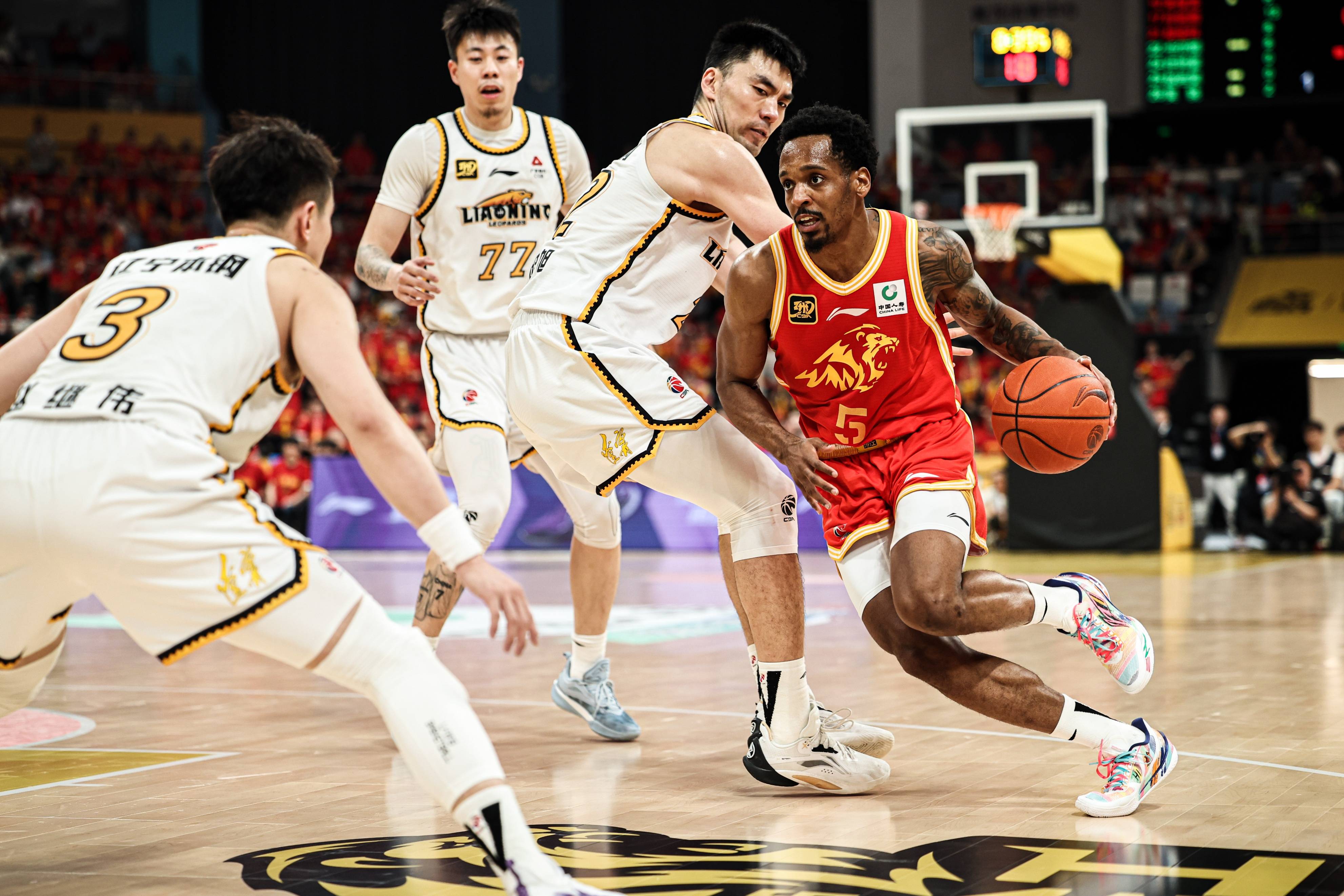 包含天津男篮主场击败对手，提前锁定季后赛资格的词条