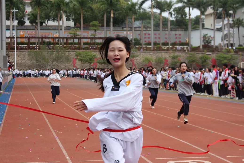 尼斯队员奋勇作战，不畏强手