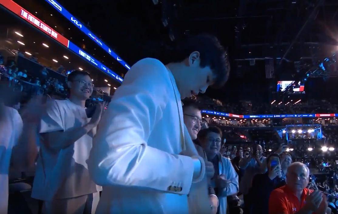 关于杨瀚森父母启程前往美国陪儿子参加NBA选秀大会的信息