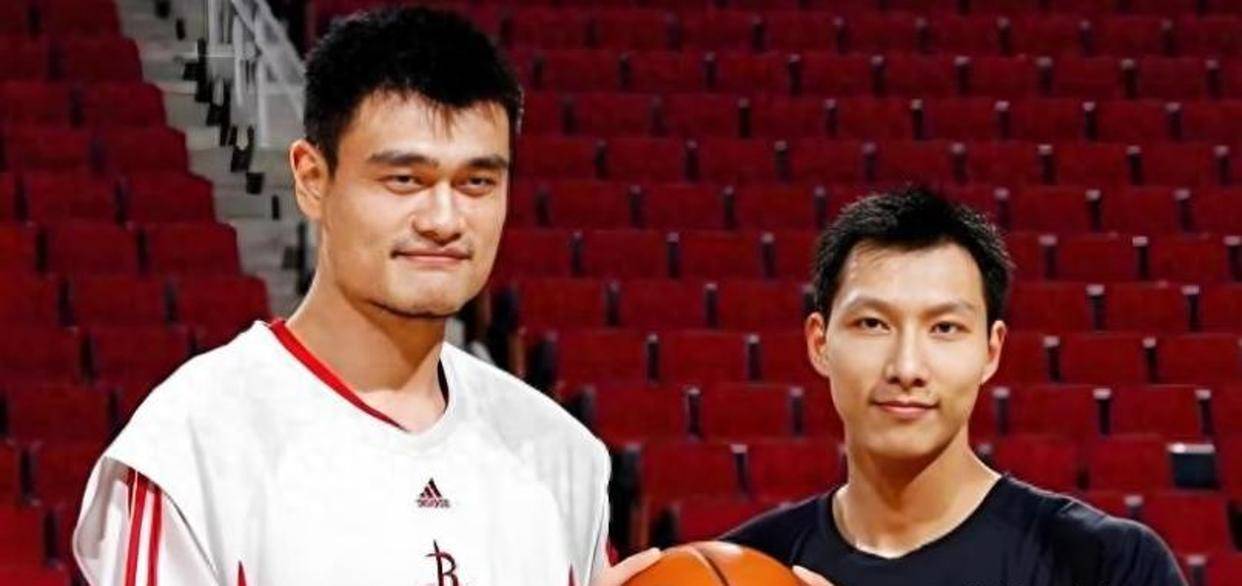 包含央视取消易建联专访引热议，球迷猜测和去年事件有关洗白的词条