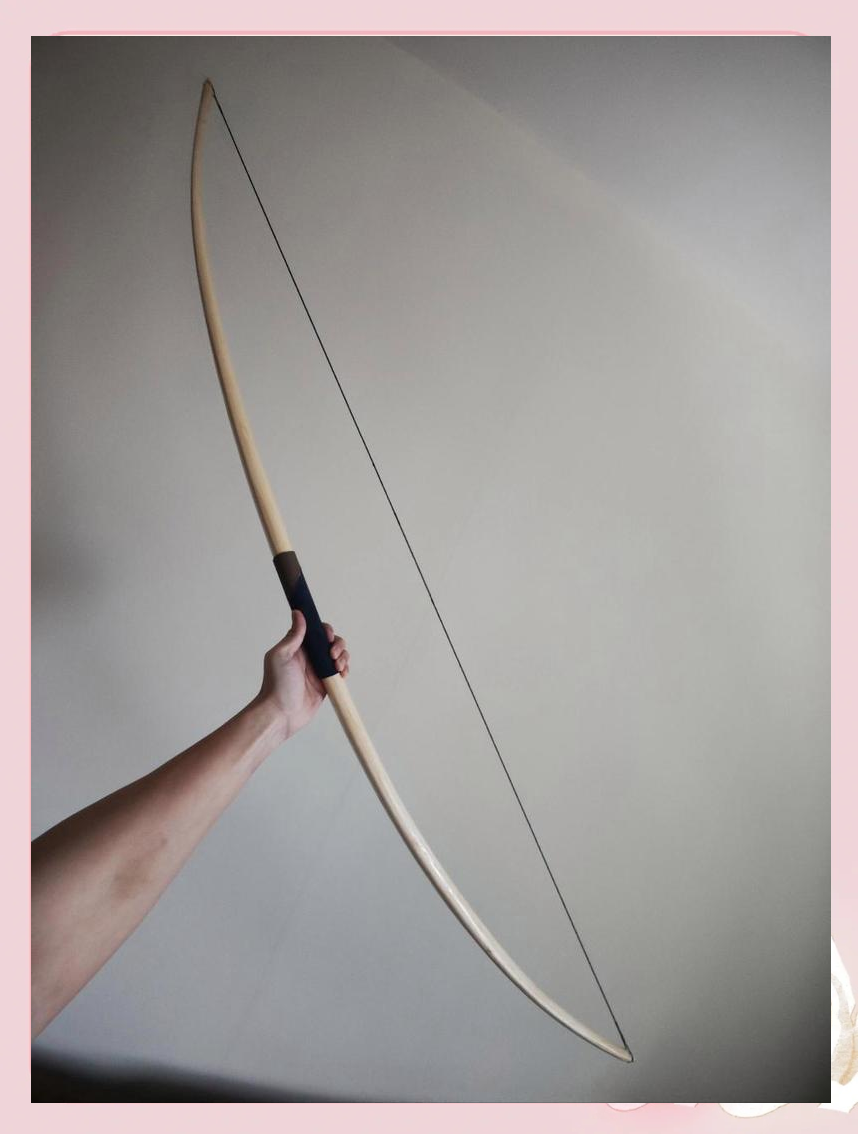张弓射箭，女足比拼技艺与智慧